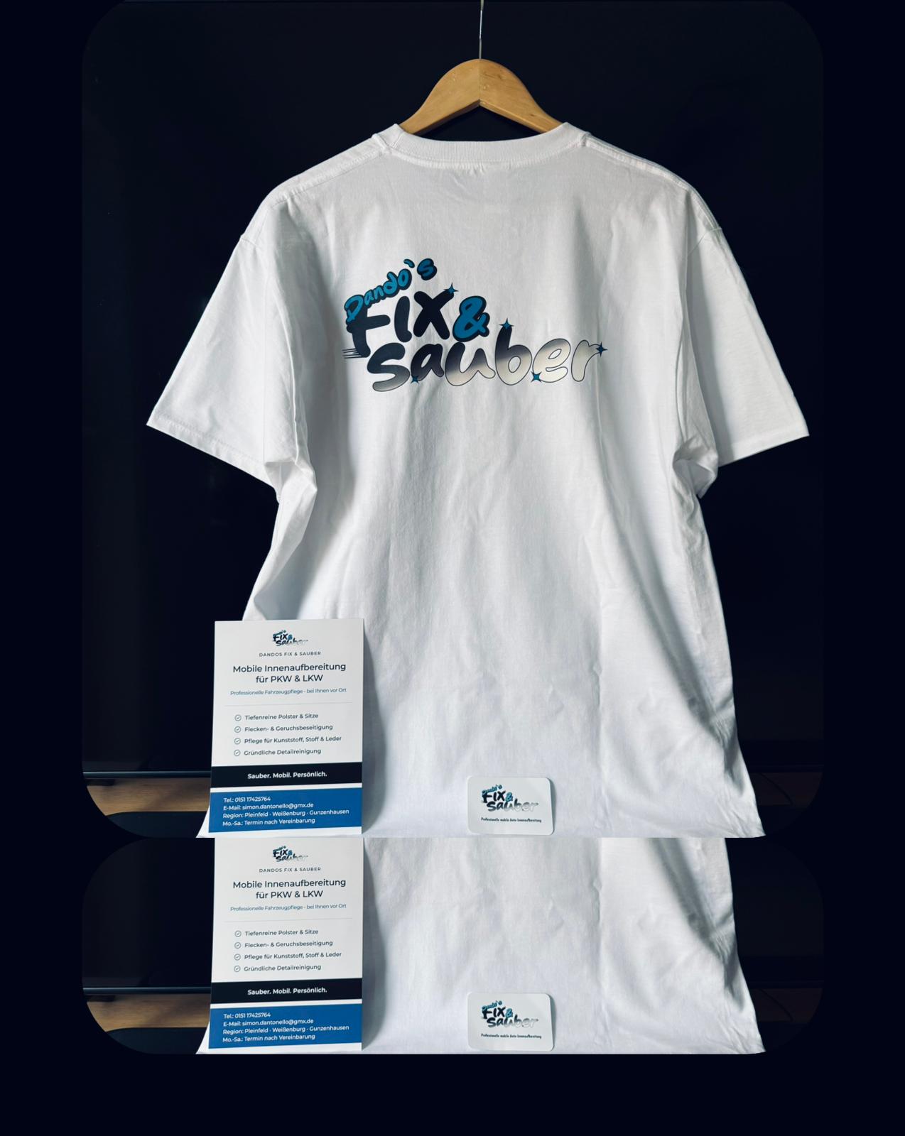 Mockup: Fix & Sauber T-Shirt mit Logo sowie Visitenkarten im Corporate Design